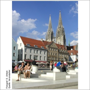 Foto Dani Karavan Denkmal, Neupfarrplatz, Dom Regensburg